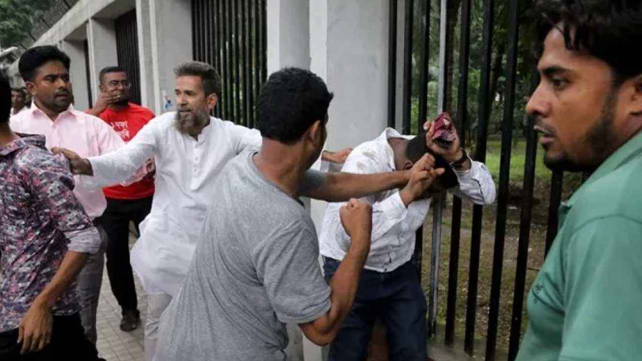 প্রেসক্লাবে মানববন্ধন করতে এসে মার খেলেন আ.লীগ সমর্থিতরা